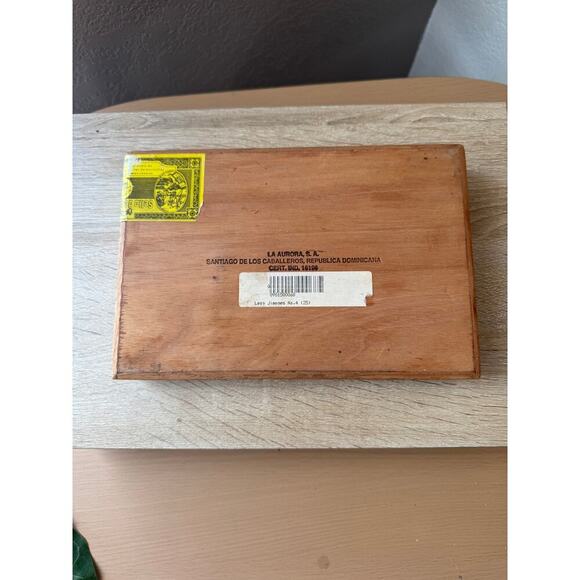 Leon Jimenes No. 4 Wooden Cigar Box - Picture 8 of 9